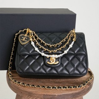 [CHANEL] 샤넬 미니 플랩백 샤이니 램스킨 이미테이션 펄 & 골드메탈 블랙