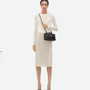 보테가베네타 [BOTTEGA VENETA] 수입고급 스트랩 장식의 베니티 케이스